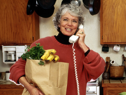אישה מחזיקה קניות ומדברת בטלפון (צילום: אימג'בנק / Thinkstock)