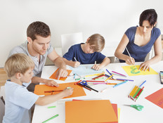 משפחה מציירת על שולחן (צילום: אימג'בנק / Thinkstock)