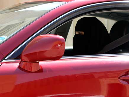 אשה סעודית מאחורי ההגה (צילום: רויטרס)