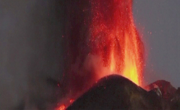 צפו בהתפרצות הר הגעש (צילום: רויטרס)