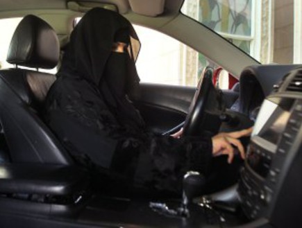 אישה סעודית נוהגת (צילום: ideas.time.com)