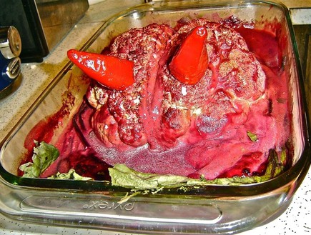 מוח שטן אפוי ברוטב דם (צילום: צילום מסך מתוך אתר buzzfeed)