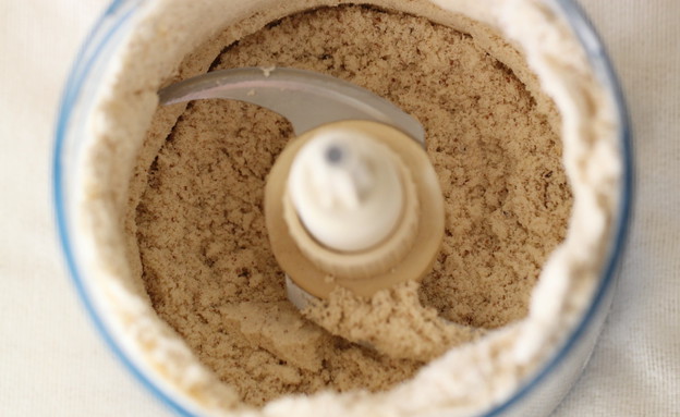 עוגת מייפל ופקאן פרוסה - טוחנים את האגוזיםו הקמח