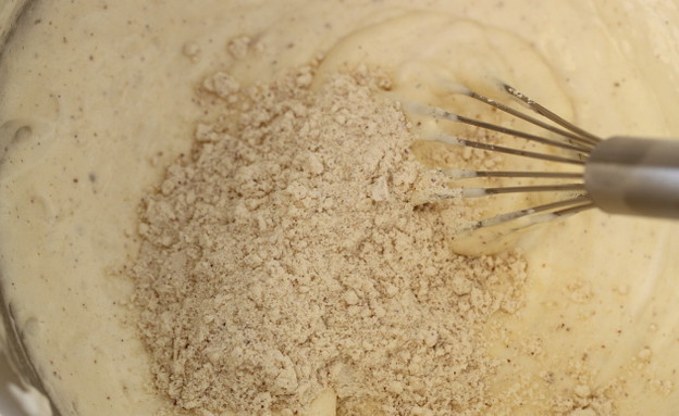 עוגת מייפל ופקאן פרוסה - מקפלים את תערובת הקמח לתו