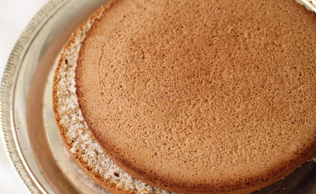 עוגת מייפל ופקאן - חוצים את העוגה לרוחב