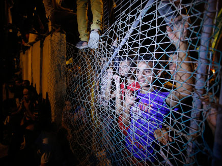 האסירים יועברו דרך המחסומים לבתיהם, ארכי (צילום: רוייטרס)