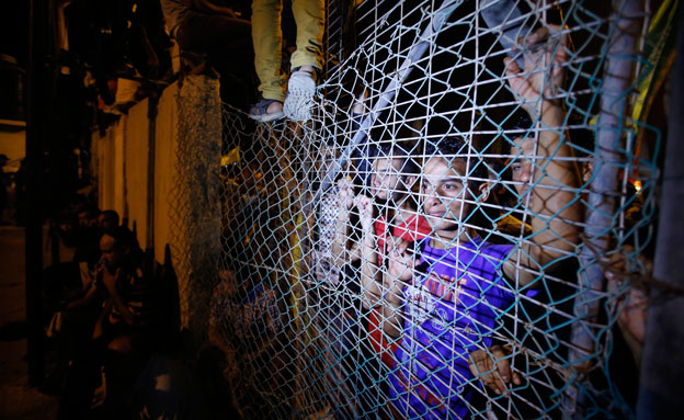 האסירים יועברו דרך המחסומים לבתיהם, ארכי (צילום: רוייטרס)