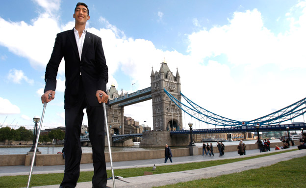 האיש הגבוה בעולם, קוסן (צילום: AP)