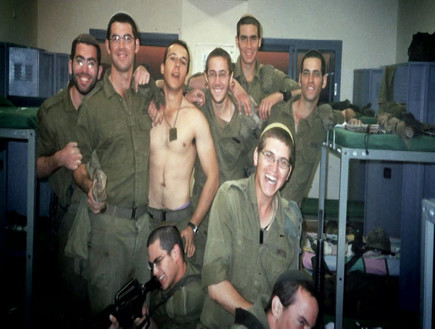 אלון טאוב בימי השירות הצבאי (צילום: תומר ושחר צלמים)