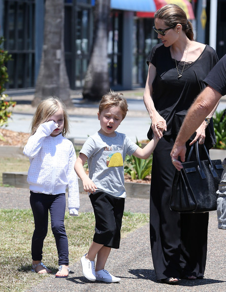 אנג'לינה ג'ולי בשופינג עם הילדים (צילום: Grey Wasp/Splash News, Splash news)