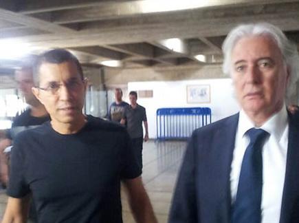 לא לחוץ. טביב מגיע לבית המשפט עם עורך דינו ציון אמיר (צילום: מוטי  (צילום: ספורט 5)