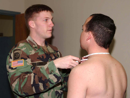 בדיקת בריאותית בצבא ארצות הברית (צילום: ap)