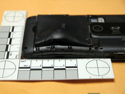 סמארטפון ירוי מדגם HTC Evo 3D (צילום: Sakchai Lalit | AP)