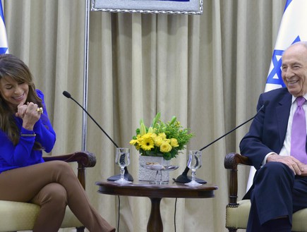 פאולה עבדול ונשיא המשינה שמעון פרס (צילום: מארק ניימן/ לע