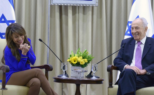 פאולה עבדול ונשיא המשינה שמעון פרס (צילום: מארק ניימן/ לע"מ )
