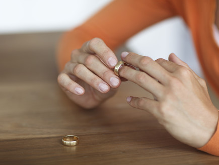 אישה מסירה טבעת נישואים (צילום: אימג'בנק / Thinkstock)