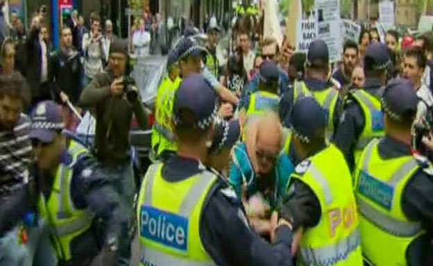 צפו: עימותים אלימים בהפגנה באוסטרליה (צילום: רויטרס)