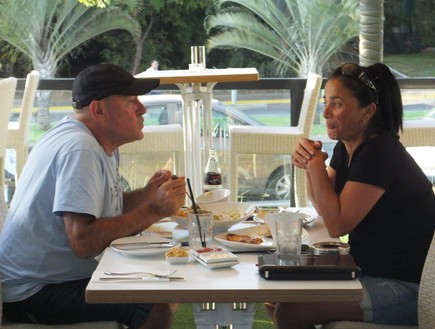 שלומי שבת וגרושתו מבלים במסעדה (צילום: ברק פכטר)