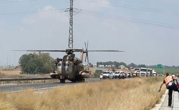 המסוק שהוזעק לזירת התאונה, היום (צילום: ויקטוריה גרונוב)