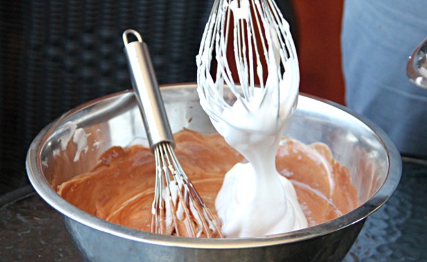 סופלה או פונדנט - מקפלים את הקצף לשוקולד (צילום: קרן ביטון כהן, thekitchencoach - בלוג האוכל של עז תלם)