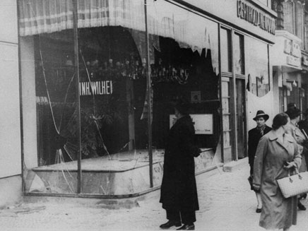 חנות יהודית אחרי ליל הבדולח, 1938 (צילום: ap)