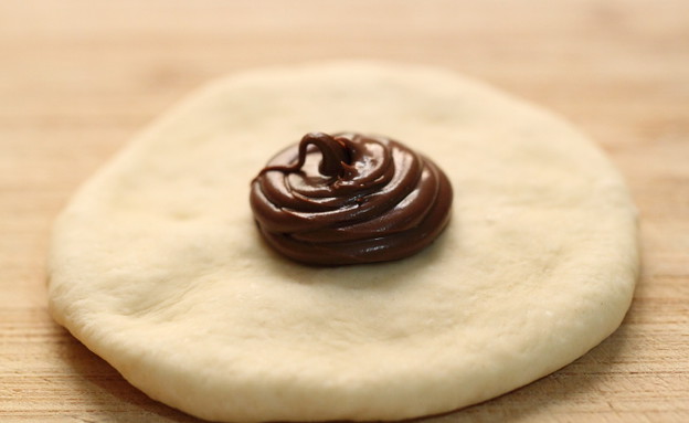 לחמניות ממולאות שוקולד - מזלפים את המילוי