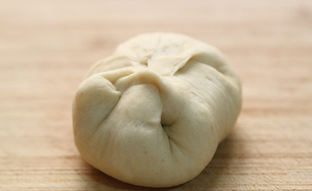 לחמניות ממולאות שוקולד - סוגרים את הבצק