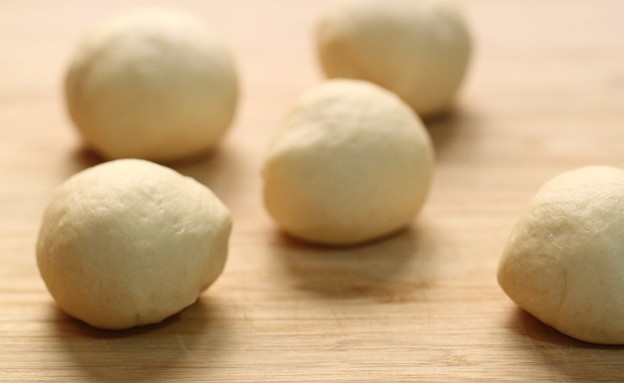 לחמניות ממולאות שוקולד - כדורי הבצק