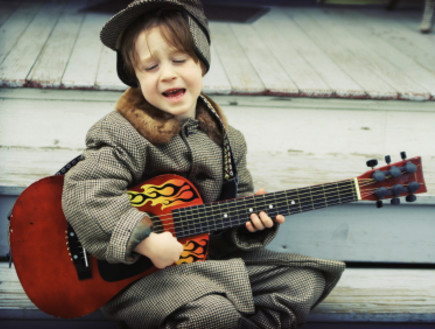ילד עם גיטרה (צילום: ParkerDeen, Istock)