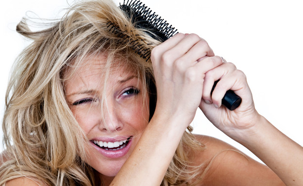 אישה מסרקת את שיערה- מיתוסים על שיער (צילום: Thinkstock)