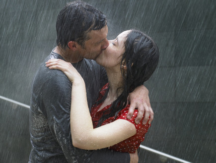 זוג מתנשק בגשם- מיתוסים על שיער (צילום: Thinkstock)