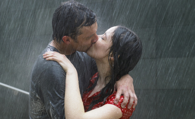 זוג מתנשק בגשם- מיתוסים על שיער (צילום: Thinkstock)