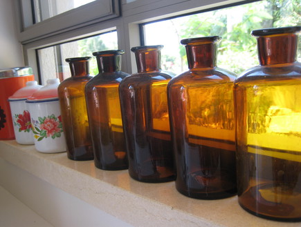 דנה בנימינה, מטבח בקבוקים (צילום: מתוך קטלוג פמינה 2010, עידו לביא (ארכיון))