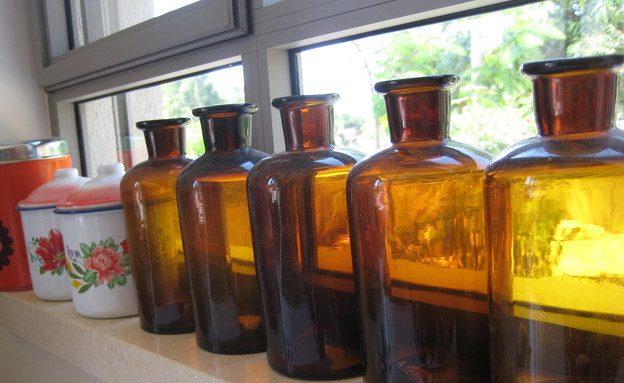 דנה בנימינה, מטבח בקבוקים (צילום: מתוך קטלוג פמינה 2010, עידו לביא (ארכיון))