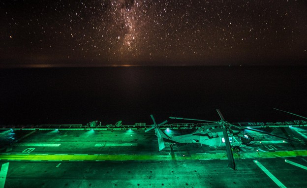 המרינס לוחמים בלילה (צילום: הצי האמריקאי)