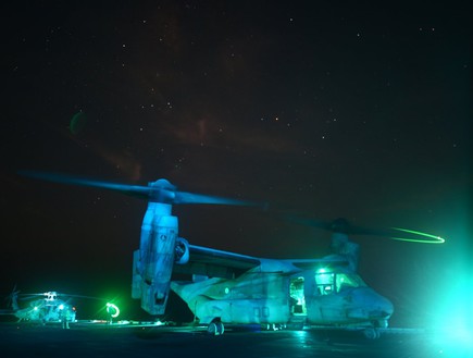 המרינס לוחמים בלילה (צילום: הצי האמריקאי)
