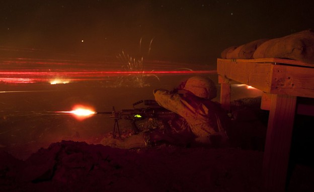 המרינס לוחמים בלילה (צילום: כוחות המארינס האמריקאים)