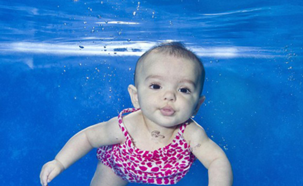 תינוקות במים (צילום: לוסי ריי מתוך דיילימייל)