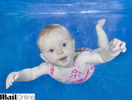 תינוקות במים (צילום: לוסי ריי מתוך דיילימייל)