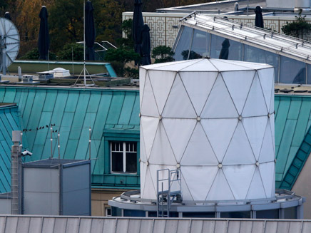 המתקן על גג השגרירות הבריטית בברלין (צילום: רויטרס)