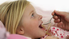 הורה מאכיל בכפית ילדה חולה  (צילום: אימג'בנק / Thinkstock)