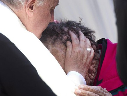 האפיפיור מנשק (צילום: Claudio Peri / ANSA / ZUMAPRESS.com)