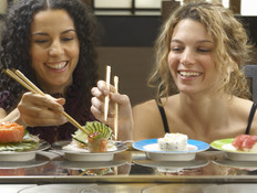 שתי נשים אוכלות סושי  (צילום: אימג'בנק / Thinkstock)