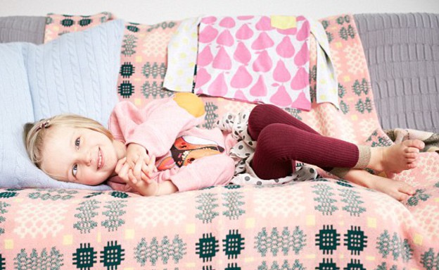 הולי גרינאהו - על הספה (צילום: MailOnline)