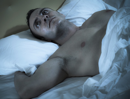 שוכב במיטה עם עיניים פקוחות (צילום: אימג'בנק / Thinkstock)