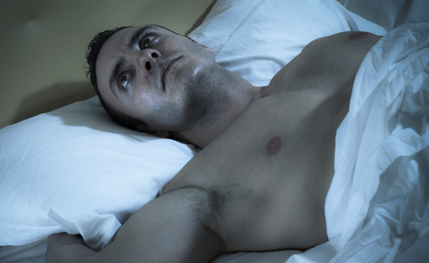 שוכב במיטה עם עיניים פקוחות (צילום: אימג'בנק / Thinkstock)