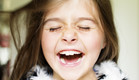 ילדה צוחקת בעיניים עצומות (צילום: אימג'בנק / Thinkstock)