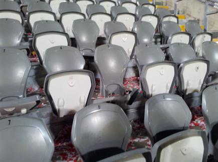 כך נראו הכסאות בבלומפילד בסיום המשחק (צילום: שירי אלג'ם) (צילום: ספורט 5)