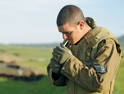 חייל מעשן (צילום: דובר צה