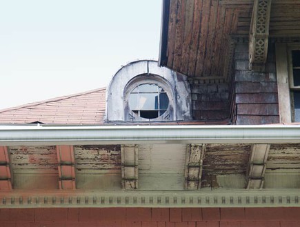 בית זול, חוץ גג חלון (צילום: thisoldhouse.com @ M. Skip Gaynor)